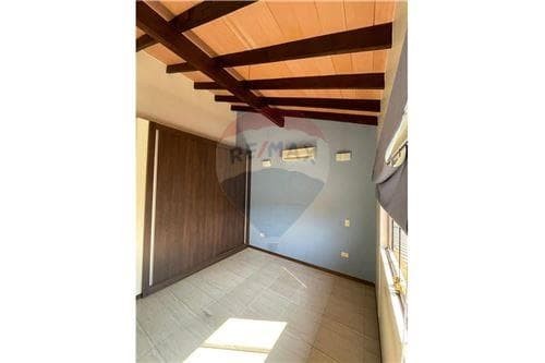 Hermosa Casa en B° Mburucuyá con piscina — foto 5