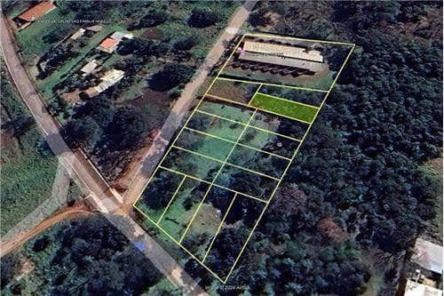 Amplio lote a pasos del circuito comercial - venta