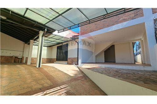 Vendo casa refaccionada en esquina en asuncion