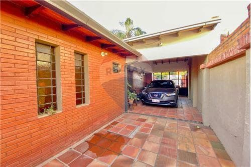 Residencia con piscina y salón comercial en Barrio San Pablo – Asunción — foto 3