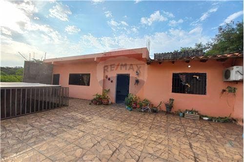 Vendo amplia casa en fdo. De la mora - zona sur