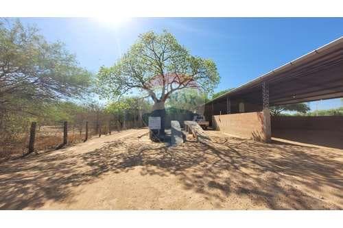 Casa con amplia sala a metros de la PY-16