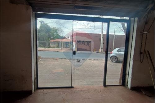 Alquilo salon comercial sobre zavalazcue - z. Sur