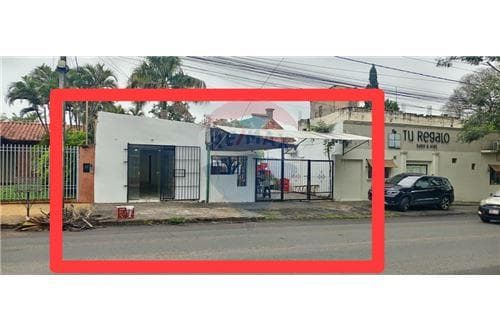Salon comercial sobre denis roa — foto principal
