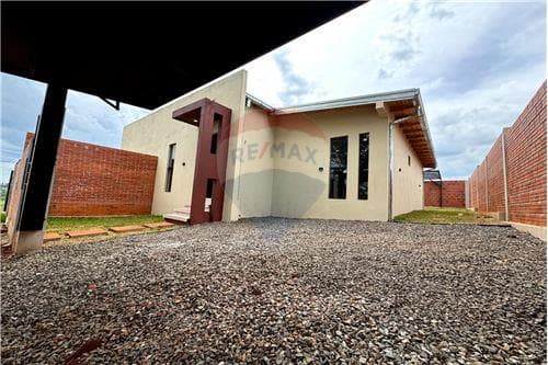 Casa tipo duplex en Obliado Itapua