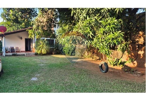 Vendo casa con amplio terreno en Luque