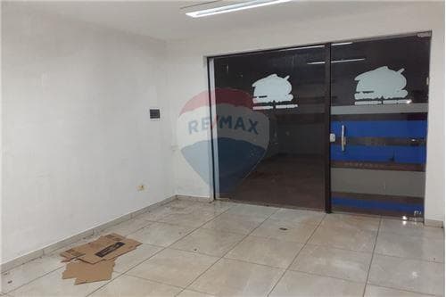 Pequeño y economico local comercial en alquiler — foto 2