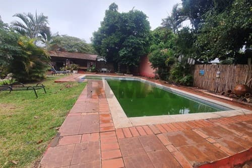 Vendo terreno con piscina