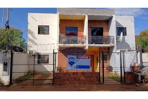 En venta propiedad con 3 departamentos en Luque