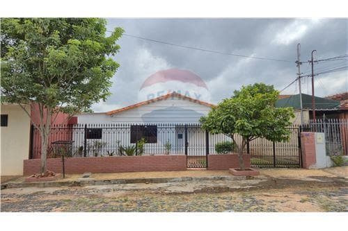 Casa en venta lambare a pasos del century plaza