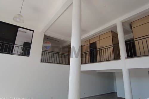 Local comercial con Entrepiso sobre Acceso Sur — foto 5
