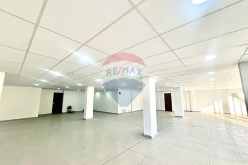 Salón comercial sobre Av. Fdo. de la Mora — foto 4