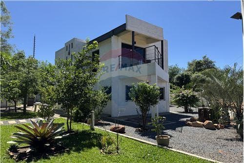 En venta – casa con vista al lago