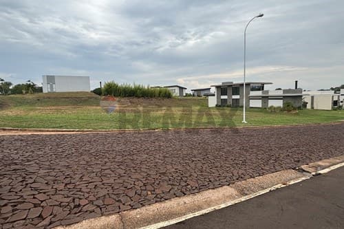 "Terreno de 800m² en el condominio Aguavista"