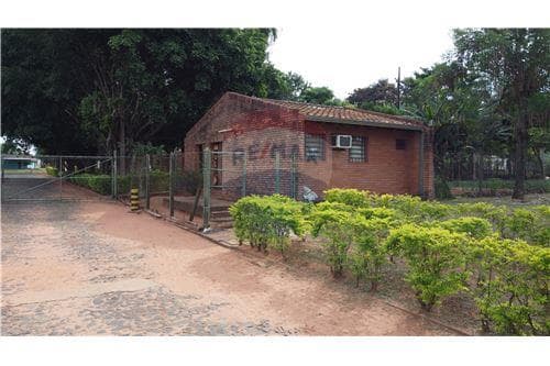 Gran campo con depósitos sobre ruta en liberación — foto 3