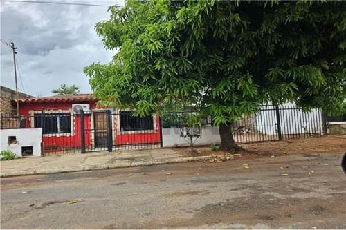 Terreno con casa a demoler, lambare