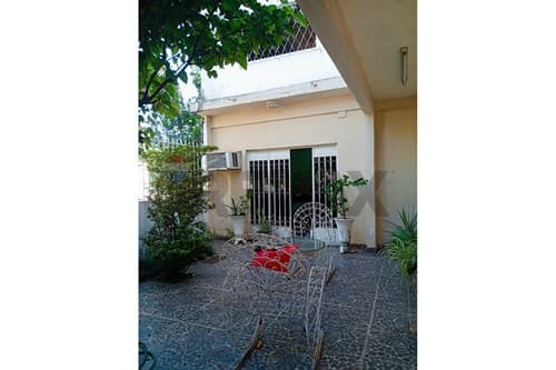 En ciudad nueva casa en esquina — foto principal