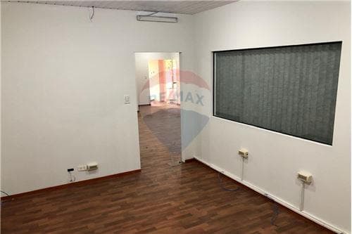 Local comercial con depósito — foto 2