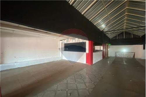 Amplio salón comercial de dos pisos — foto 2