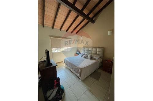 Hermosa Casa en B° Mburucuyá con piscina — foto 2