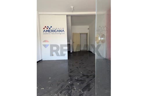 Salon comercial sobre ex ruta acceso sur — foto principal