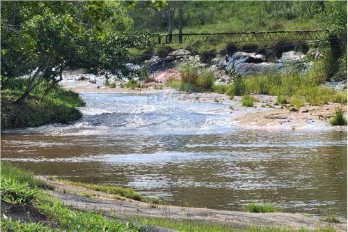 Chalet con arrollo en Piribebuy