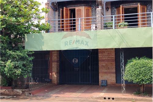 Edificio con salones comerciales y departamentos — foto 3