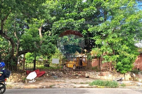 Terreno en esquina en Trinidad sobre asfalto — foto 2