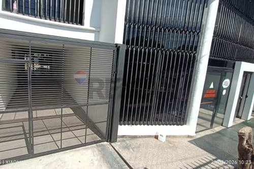 Local comercial con Entrepiso sobre Acceso Sur — foto 2