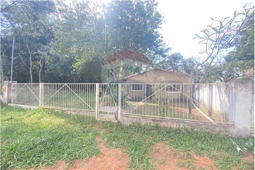 Terreno con chalet en venta zona isla verde– Luque