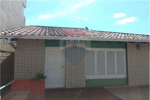 Oferta enta de casa en pleno centro de encarnacion