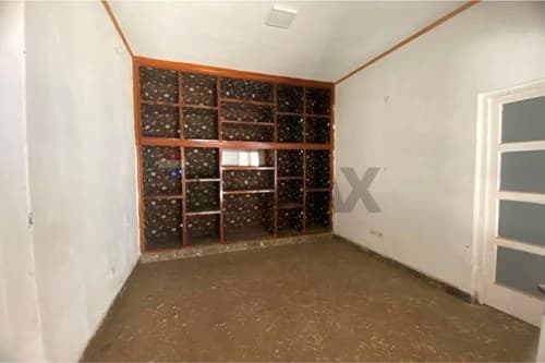 Vendo en el centro de asuncion casa a refaccionar