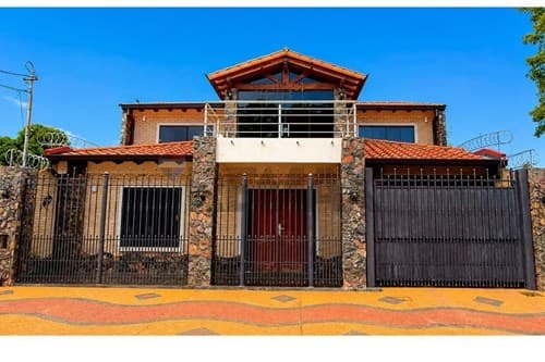 Hermosa casa en venta en barrio primavera