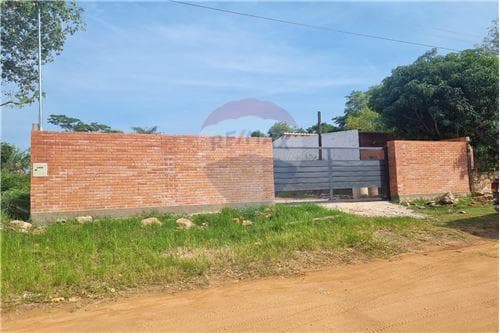 terreno amurallado con casa a terminar — foto 2