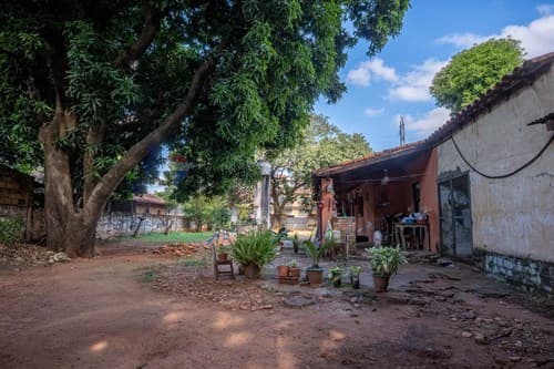 ¡Casa en Venta en Lambaré con Potencial Comercial!
