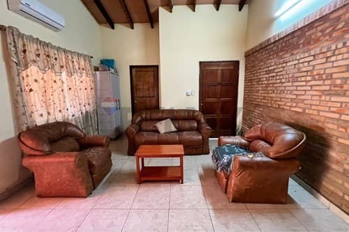 Casa con amplio patio en laurelty-Luque en venta