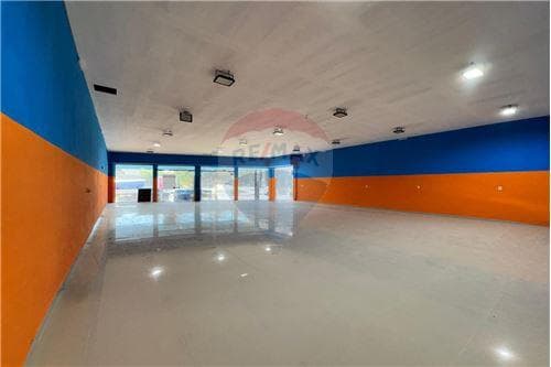 Local comercial con showroom y deposito — foto 4