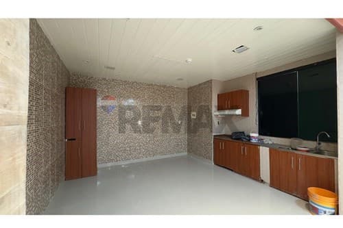 Alquilo amplia casa comercial de 3 pisos en Limpio