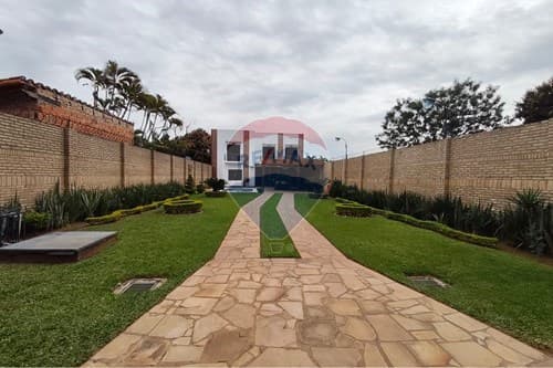 Casa con piscina en limpio — foto principal