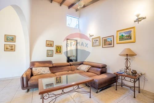 Casa en Esquina- Fdo Zona Norte