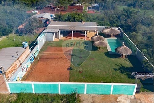 "Quinta en Paraguay: Retiro Moderno y Acogedor"