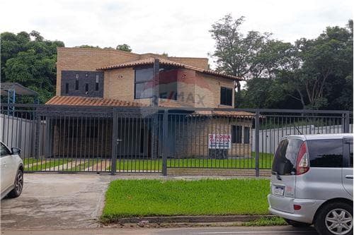 Exclusiva propiedad en el centro de villeta — foto principal