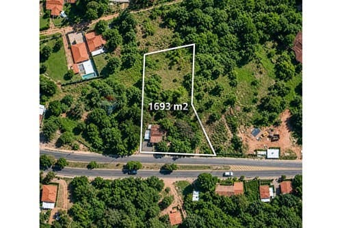 Amplio terreno con construcción, en Loma Grande