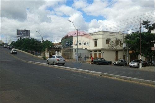Oferto Propiedad en Lugar Inmejorable. En Esquina