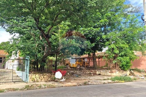Terreno en esquina en Trinidad sobre asfalto — foto 1
