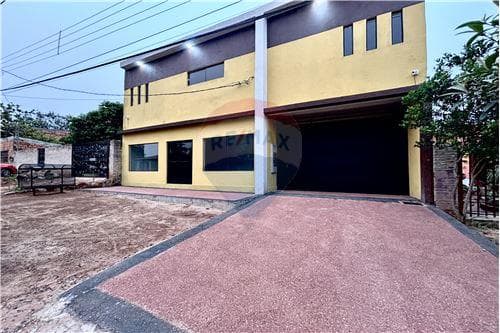 Edificio de departamentos en limpio