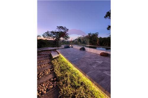 Casa con piscina en condominio cerrado