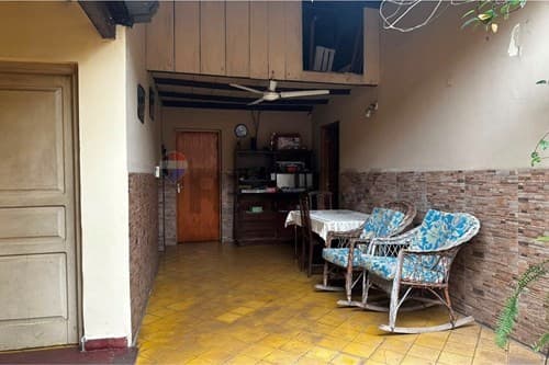 Amplia Casa con Local Comercial en el centro