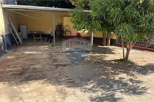 En venta propiedad con 6 salones comerciales
