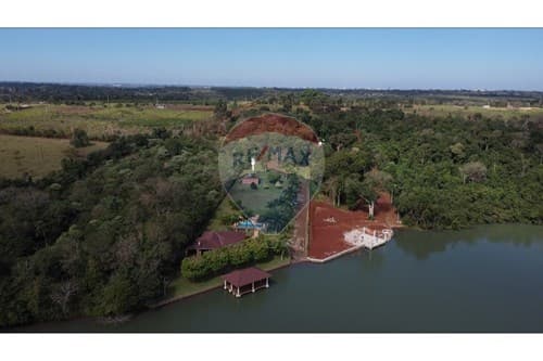 Granja con muelle sobre el rio acaray — foto 4